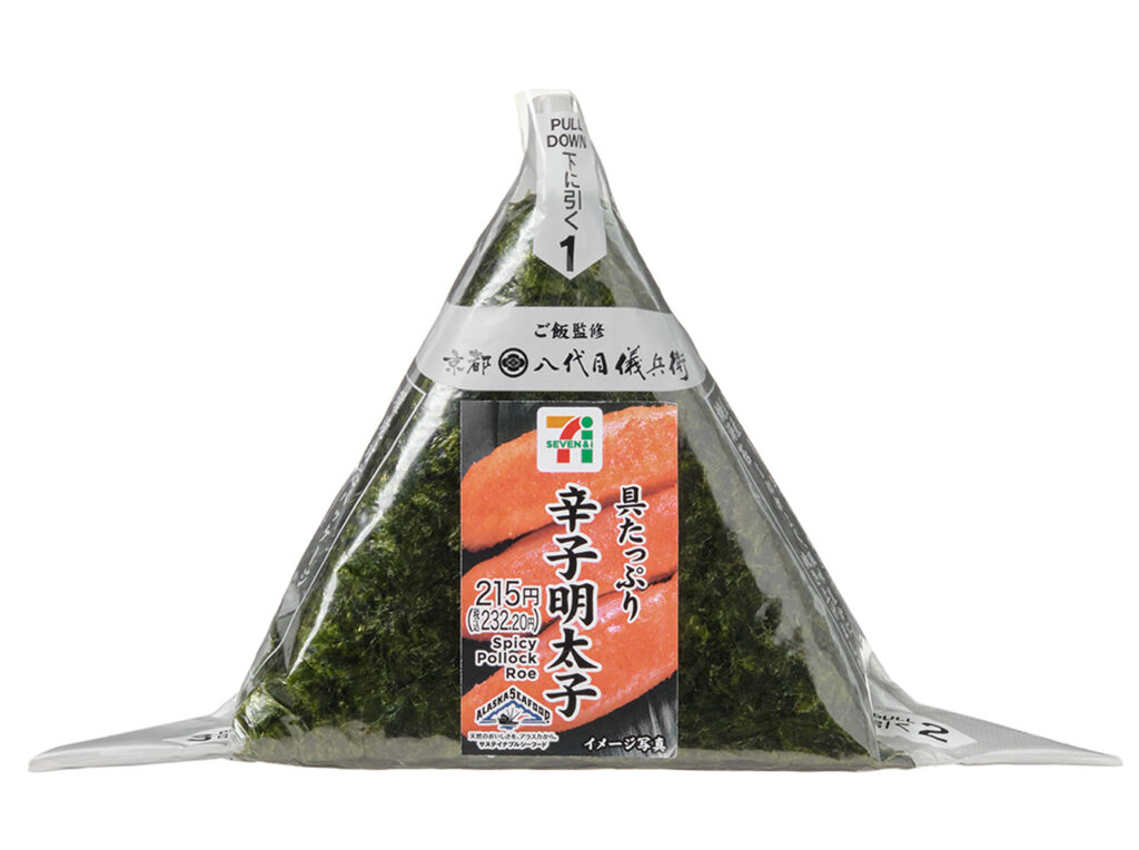 セブンイレブンの手巻おにぎり 具たっぷり辛子明太子を比較する。税込価格：232円、カロリー：173kcal、1円あたりカロリー：0.75kcal/円、たんぱく質：5.1g、1円あたりたんぱく質：0.02g/円、脂質：0.8g、炭水化物：37.2g、糖質：35.3g、食物繊維：1.9g、食塩相当量：1.5g。７日間熟成させた旨みと粒感のある辛子明太子を中具にした、パリッとした海苔を巻いて食べる手巻おにぎりです。アレルギー：なし。