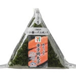 セブンイレブンの手巻おにぎり 具たっぷり辛子明太子を比較する。税込価格：232円、カロリー：173kcal、1円あたりカロリー：0.75kcal/円、たんぱく質：5.1g、1円あたりたんぱく質：0.02g/円、脂質：0.8g、炭水化物：37.2g、糖質：35.3g、食物繊維：1.9g、食塩相当量：1.5g。７日間熟成させた旨みと粒感のある辛子明太子を中具にした、パリッとした海苔を巻いて食べる手巻おにぎりです。アレルギー：なし。