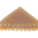 セブンイレブンのおでん 味しみこんにゃくを比較する。税込価格：121円、カロリー：5kcal、1円あたりカロリー：0.04kcal/円、たんぱく質：0.1g、1円あたりたんぱく質：0.01未満g/円、脂質：0g、炭水化物：1.8g、糖質：0.4g、食物繊維：1.4g、食塩相当量：0.8g。小さな穴が開いていることで、中までつゆが染み込んだ商品です。こんにゃくにかつおを練り込んで、かつおの風味を感じられる味わい。アレルギー：小麦 特定原材料に準ずる20品目: 大豆。