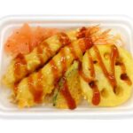 セブンイレブンの海老と野菜の天重を比較する。税込価格：497円、カロリー：385kcal、1円あたりカロリー：0.77kcal/円、たんぱく質：7.8g、1円あたりたんぱく質：0.02g/円、脂質：5.9g、炭水化物：76.2g、糖質：74.3g、食物繊維：1.9g、食塩相当量：2.5g。地区で良く食べられる海老天とれんこん天とかぼちゃ天の天重です。アレルギー：卵、小麦、えび。