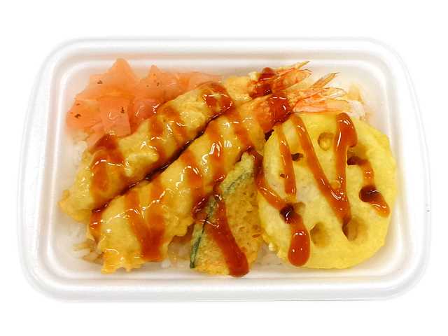 セブンイレブンの海老と野菜の天重を比較する。税込価格：497円、カロリー：385kcal、1円あたりカロリー：0.77kcal/円、たんぱく質：7.8g、1円あたりたんぱく質：0.02g/円、脂質：5.9g、炭水化物：76.2g、糖質：74.3g、食物繊維：1.9g、食塩相当量：2.5g。地区で良く食べられる海老天とれんこん天とかぼちゃ天の天重です。アレルギー：卵、小麦、えび。
