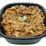 セブンイレブンの牛焼肉丼を比較する。税込価格：646円、カロリー：773kcal、1円あたりカロリー：1.20kcal/円、たんぱく質：19.6g、1円あたりたんぱく質：0.03g/円、脂質：36.3g、炭水化物：92.8g、糖質：91g、食物繊維：1.8g、食塩相当量：2.5g。醤油ベースでさらっとした焼肉のタレで味付けした牛肉と玉葱をのせた焼肉丼です。アレルギー：卵、小麦。