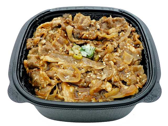 セブンイレブンの牛焼肉丼を比較する。税込価格：646円、カロリー：773kcal、1円あたりカロリー：1.20kcal/円、たんぱく質：19.6g、1円あたりたんぱく質：0.03g/円、脂質：36.3g、炭水化物：92.8g、糖質：91g、食物繊維：1.8g、食塩相当量：2.5g。醤油ベースでさらっとした焼肉のタレで味付けした牛肉と玉葱をのせた焼肉丼です。アレルギー：卵、小麦。