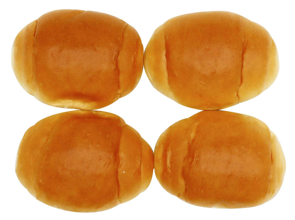 セブンイレブンの７プレミアム マーガリン入りバターロール ４個入を比較する。税込価格：149円、カロリー：155kcal、1円あたりカロリー：1.04kcal/円、たんぱく質：2.5g、1円あたりたんぱく質：0.02g/円、脂質：8.6g、炭水化物：17.1g、糖質：16.5g、食物繊維：0.6g、食塩相当量：0.4g。パンを焼き上げた後にマーガリンを注入した、そのままでもおいしいバターロールです。アレルギー：卵、乳、小麦。