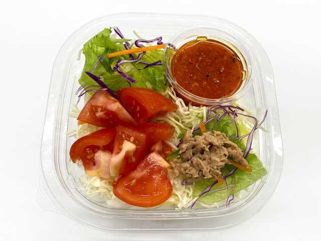 セブンイレブンの高知県産トマトのパスタサラダを比較する。税込価格：430円、カロリー：283kcal、1円あたりカロリー：0.66kcal/円、たんぱく質：11.3g、1円あたりたんぱく質：0.03g/円、脂質：8.8g、炭水化物：41.5g、糖質：37.6g、食物繊維：3.9g、食塩相当量：2.7g。高知県産のトマトをふんだんに使用したパスタサラダです。生のトマトから内製したトマトドレッシングで、暑い日にもさっぱりといただけます。アレルギー：乳、小麦。