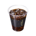ファミリーマートのアイスモカブレンド。税込価格：190円、カロリー：3kcal、たんぱく質：0.1g、脂質：0g、炭水化物：0.7g、食塩相当量：0g。世界No.1バリスタである粕谷哲氏との共同開発のもと、豆の選定、焙煎、抽出にこだわり抜いたスペシャルティコーヒーです。 豆はエチオピア イルガチェフェ産の希少な豆を配合しました。豆の持つ香りを最大限に引き出すモカブレンド専用の“香る焙煎（※）”を採用し、モカの特徴である香り・味わい風味を最大限に強く感じられます。 フルーティーな味わいに爽やかな酸味感じるスペシャルティアイスコーヒーです。 （※）香る焙煎：従来よりも高温短時間で熱を加え、コーヒー豆内部の細胞を一気に崩壊させる焙煎方法の...