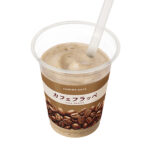 ファミリーマートのカフェフラッペを比較する。税込価格：330円、カロリー：172kcal、1円あたりカロリー：0.52kcal/円、たんぱく質：2.4g、1円あたりたんぱく質：0.01g/円、脂質：7.8g、炭水化物：23.3g、食塩相当量：0.1g。コーヒーのコクとすっきりとした甘さが特徴のフラッペです。苦味の中に優しい甘味を感じるすっきりとした飲み心地に仕上げました。アレルギー：乳成分。