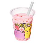ファミリーマートのストロベリーフラッペを比較する。税込価格：360円、カロリー：215kcal、1円あたりカロリー：0.60kcal/円、たんぱく質：1.9g、1円あたりたんぱく質：0.01g/円、脂質：4.4g、炭水化物：42.7g、食塩相当量：0.1g。メタモンとピカチュウをパッケージにデザインしたストロベリー味のフラッペです。 いちご果肉とゼリーを入れ、甘酸っぱいいちごの酸味と食感で最後の一口までおいしく味わえます。こだわりの詰まったかき氷、果肉ソース、ゼリーと、ミルクが絶妙にマッチした一品に仕上げました。 ［数量限定］。アレルギー：乳成分。