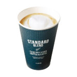 ファミリーマートのカフェラテLを比較する。税込価格：260円、カロリー：112kcal、1円あたりカロリー：0.43kcal/円、たんぱく質：5.1g、1円あたりたんぱく質：0.02g/円、脂質：6.3g、炭水化物：8.6g、食塩相当量：0.2g。ふわふわ泡が自慢のカフェラテはマシン独自システムでつくるきめ細やかなフォームドミルクがおいしさの秘密です。アレルギー：乳成分。