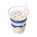 クッキーバニラフラッペ ファミリーマート 芳醇なバニラの香りが広がる、ほろ苦ココアクッキー入りのフラッペ。 マダガスカル産バニラを一部使用したバニラ香料を使用し、ひんやりなめらかなバニラかき氷に、ごろごろ食感を楽しめるココアクッキーを合わせた商品。
［数量限定］