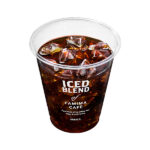 ファミリーマートのアイスコーヒーS。税込価格：150円、カロリー：3.7kcal、たんぱく質：0g、脂質：0g、炭水化物：0.9g、食塩相当量：0g。ブラジル産の豆の配合を引き上げ、じっくり長く焙煎することで最高にコクを引き出した一杯。後味すっきりでゴクゴク飲めるアイスコーヒーです。