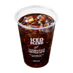 ファミリーマートのアイスコーヒーＭを比較する。税込価格：250円、カロリー：9.6kcal、1円あたりカロリー：0.04kcal/円、たんぱく質：0.3g、1円あたりたんぱく質：0.01未満g/円、脂質：0g、炭水化物：1.9g、食塩相当量：0g。ブラジル産の豆の配合を引き上げ、じっくり長く焙煎することで最高にコクを引き出した一杯。後味すっきりでゴクゴク飲めるアイスコーヒーです。