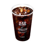 ファミリーマートのアイスコーヒーLを比較する。税込価格：345円、カロリー：13.8kcal、1円あたりカロリー：0.04kcal/円、たんぱく質：0.5g、1円あたりたんぱく質：0.01未満g/円、脂質：0g、炭水化物：2.8g、食塩相当量：0g。ブラジル産の豆の配合を引き上げ、じっくり長く焙煎することで最高にコクを引き出した一杯。後味すっきりでゴクゴク飲めるアイスコーヒーです。