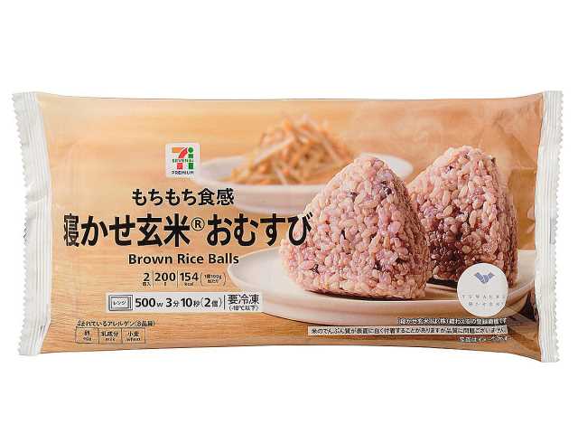 セブンイレブンの７Ｐ 寝かせ玄米おむすび ２個入を比較する。税込価格：214円、カロリー：154kcal、1円あたりカロリー：0.72kcal/円、たんぱく質：3g、1円あたりたんぱく質：0.01g/円、脂質：1.2g、炭水化物：33.6g、糖質：32.2g、食物繊維：1.4g、食塩相当量：0.3g。もちもち食感の寝かせ玄米おむすび（２個入）です。アレルギー：卵、乳、小麦。