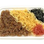 セブンイレブンのかしわめしを比較する。税込価格：473円、カロリー：345kcal、1円あたりカロリー：0.73kcal/円、たんぱく質：14.9g、1円あたりたんぱく質：0.03g/円、脂質：6.2g、炭水化物：58.4g、糖質：56.6g、食物繊維：1.8g、食塩相当量：1.6g。鶏肉の旨味を感じられる御飯に、甘辛く煮た鶏肉と錦糸玉子，刻みのり，紅生姜を盛り付けた御飯です。アレルギー：卵、小麦。