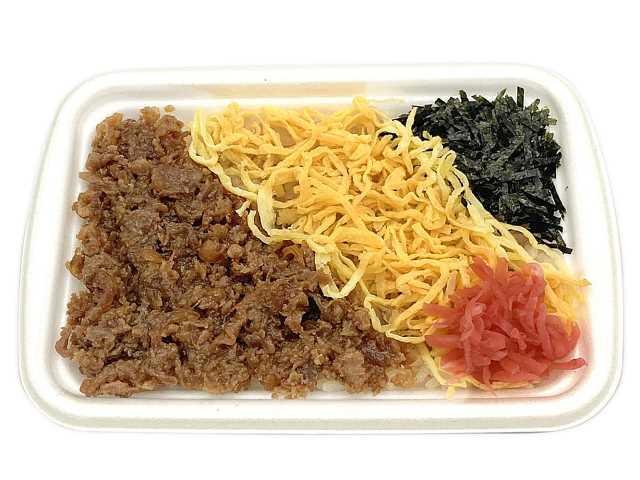 セブンイレブンのかしわめしを比較する。税込価格：473円、カロリー：345kcal、1円あたりカロリー：0.73kcal/円、たんぱく質：14.9g、1円あたりたんぱく質：0.03g/円、脂質：6.2g、炭水化物：58.4g、糖質：56.6g、食物繊維：1.8g、食塩相当量：1.6g。鶏肉の旨味を感じられる御飯に、甘辛く煮た鶏肉と錦糸玉子，刻みのり，紅生姜を盛り付けた御飯です。アレルギー：卵、小麦。