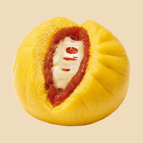 ファミリーマートののびーるチーズのコク旨ピザまん。税込価格：170円、カロリー：206kcal、たんぱく質：5.8g、脂質：7.1g、炭水化物：29.8g、食塩相当量：1g。濃厚なトマトのソースと3種チーズをもっちり生地で包んだ中華まんです。チーズの伸びとトマトの甘み・旨みをお楽しみいただけます。アレルギー：小麦、卵、乳成分、オレンジ、大豆。