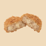 ファミリーマートのファミコロ（サクッと衣の牛肉コロッケ）。税込価格：120円、カロリー：256.5kcal、たんぱく質：3.8g、脂質：17.4g、炭水化物：21.1g、食塩相当量：0.6g。衣のサクサク、じゃがいものホクホク食感が楽しめる牛肉入りコロッケです。アレルギー：小麦、卵、乳成分、牛肉、大豆、ゼラチン。