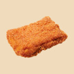 ファミリーマートのファミチキ（レッド）。税込価格：258円、カロリー：253.4kcal、たんぱく質：14.9g、脂質：14.7g、炭水化物：15.5g、食塩相当量：1.8g。ファミチキのジューシーな肉汁に複数のチリペッパーを掛け合わせて王道の辛さを実現しました。ファミチキの旨みをふんだんに感じ、後からジワジワと奥深い辛さを感じる仕立てです。アレルギー：小麦、卵、乳成分、大豆、鶏肉。