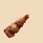 ファミリーマートの炭火焼きとりももタレ。税込価格：150円、カロリー：76.9kcal、たんぱく質：7.7g、脂質：4g、炭水化物：2.5g、食塩相当量：1.3g。炭火で焼いた鶏のもも肉を、継ぎ足し製法を使用したこだわりのタレで仕上げました。おかずにもおつまみにもぴったりな焼きとりです。アレルギー：小麦、卵、大豆、鶏肉。