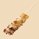 ファミリーマートの炭火焼きとりかわ塩。税込価格：150円、カロリー：131kcal、たんぱく質：5.7g、脂質：11.1g、炭水化物：2g、食塩相当量：0.9g。炭火で焼いた鶏のかわを、こだわりの塩で仕上げました。おかずにもおつまみにもぴったりな焼きとりです。アレルギー：小麦、卵、大豆、鶏肉。