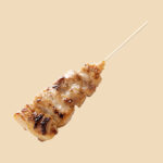 ファミリーマートの炭火焼きとりもも塩。税込価格：150円、カロリー：83.2kcal、たんぱく質：8.1g、脂質：5g、炭水化物：1.6g、食塩相当量：1.3g。炭火で焼いた鶏のもも肉を、こだわりの塩で仕上げました。おかずにもおつまみにもぴったりな焼きとりです。アレルギー：小麦、卵、大豆、鶏肉。