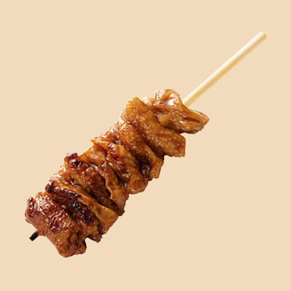 ファミリーマートの炭火焼きとりかわタレ。税込価格：150円、カロリー：159kcal、たんぱく質：5.9g、脂質：13.2g、炭水化物：4.3g、食塩相当量：0.8g。炭火で焼いた鶏のかわを、継ぎ足し製法を使用したこだわりのタレで仕上げました。おかずにもおつまみにもぴったりな焼きとりです。アレルギー：小麦、卵、大豆、鶏肉。
