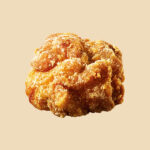 ファミリーマートのファミから（醤油）1個。税込価格：108円、カロリー：94.6kcal、たんぱく質：7.3g、脂質：4.8g、炭水化物：5.7g、食塩相当量：0.6g。3種類の醤油を使用し、ごはんのおかずにもおつまみにも合う大粒サイズのからあげです。アレルギー：小麦、大豆、鶏肉。