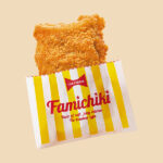 ファミリーマートのファミチキ（骨なし）。税込価格：248円、カロリー：251.7kcal、たんぱく質：12.7g、脂質：15.7g、炭水化物：14.8g、食塩相当量：1.3g。サクサクッとした衣の食感と、柔らかくてジューシーな鶏肉の旨みが楽しめます。食べやすい骨なしタイプです。アレルギー：小麦、卵、乳成分、大豆、鶏肉。