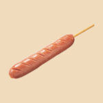 ファミリーマートのジャンボフランク。税込価格：198円、カロリー：256kcal、たんぱく質：11.5g、脂質：20.5g、炭水化物：6.4g、食塩相当量：1.9g。ドイツ産岩塩で肉の旨みを引き出した食べごたえある大きなサイズのフランクフルトです。アレルギー：卵、乳成分、牛肉、大豆、鶏肉、豚肉、ゼラチン。