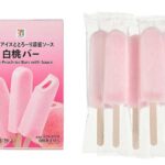 セブンイレブンの７プレミアム 白桃バーマルチを比較する。税込価格：322円、カロリー：76kcal、1円あたりカロリー：0.24kcal/円、たんぱく質：0.4g、1円あたりたんぱく質：0.01未満g/円、脂質：1.8g、炭水化物：14.7g、糖質：14.5g、食物繊維：0.2g、食塩相当量：0g。シャキッとした食感の白桃アイスキャンディーと口当たりの良い白桃アイスにとろっと濃密な白桃ソースを入れたバーアイスのマルチタイプです。アレルギー：乳。