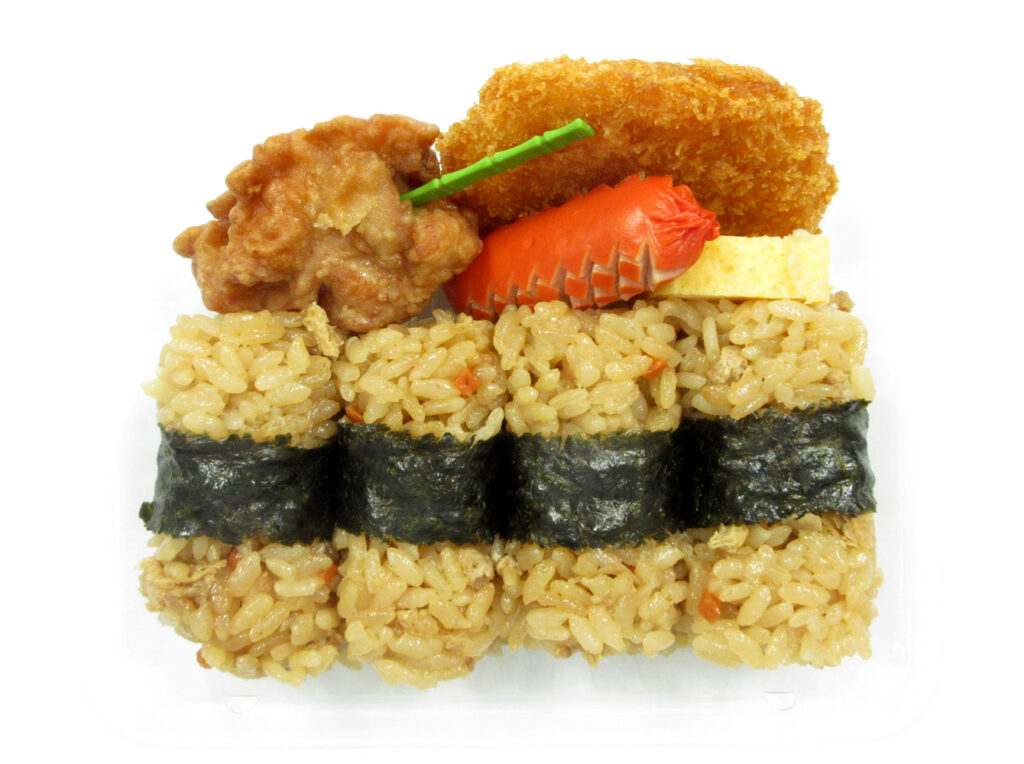 セブンイレブンの俵おむすび＆おかずセット とり五目御飯を比較する。税込価格：454円、カロリー：515kcal、1円あたりカロリー：1.14kcal/円、たんぱく質：16g、1円あたりたんぱく質：0.04g/円、脂質：19.2g、炭水化物：71.3g、糖質：67.7g、食物繊維：3.6g、食塩相当量：3.1g。甘濃い味の染み込んだ具材を混ぜ込んだ、とり五目ご飯のおむすびとおかずのセットです｡。アレルギー：卵、乳、小麦。