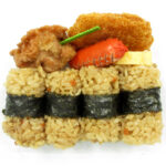 セブンイレブンの俵おむすび＆おかずセット とり五目御飯を比較する。税込価格：454円、カロリー：515kcal、1円あたりカロリー：1.14kcal/円、たんぱく質：16g、1円あたりたんぱく質：0.04g/円、脂質：19.2g、炭水化物：71.3g、糖質：67.7g、食物繊維：3.6g、食塩相当量：3.1g。甘濃い味の染み込んだ具材を混ぜ込んだ、とり五目ご飯のおむすびとおかずのセットです｡。アレルギー：卵、乳、小麦。
