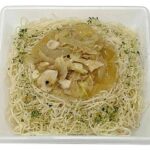 セブンイレブンのにんにくの旨味 おつまみソーメンチャンプルーを比較する。税込価格：400円、カロリー：287kcal、1円あたりカロリー：0.72kcal/円、たんぱく質：9.9g、1円あたりたんぱく質：0.02g/円、脂質：9.6g、炭水化物：41.5g、糖質：39.1g、食物繊維：2.4g、食塩相当量：3.1g。沖縄のご当地メニューである「ソーメンチャンプルー」を、にんにくを効かせたおつまみ仕立てにしました。アレルギー：小麦。