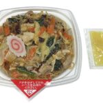 セブンイレブンの野菜たっぷり あんかけ焼そばを比較する。税込価格：581円、カロリー：550kcal、1円あたりカロリー：0.95kcal/円、たんぱく質：22.8g、1円あたりたんぱく質：0.04g/円、脂質：12.6g、炭水化物：89.3g、糖質：83.5g、食物繊維：5.8g、食塩相当量：4.2g。高温で炒めた麺と香ばしい醤油香る野菜あんを絡めて食べる、あんかけ焼そばです。アレルギー：卵、小麦。