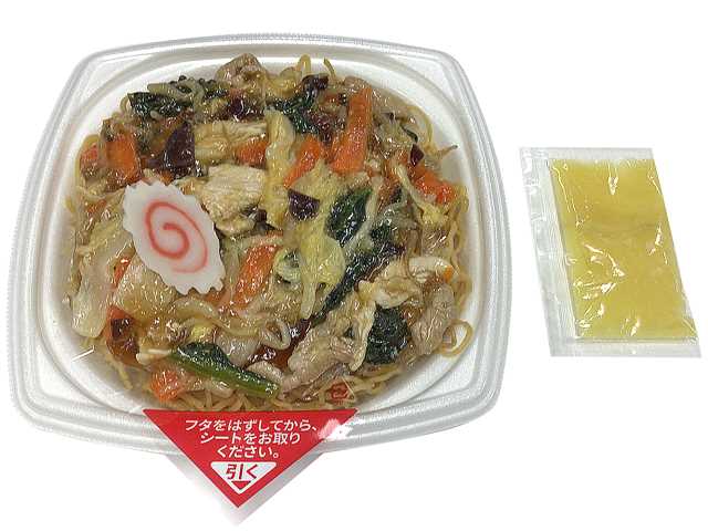 セブンイレブンの野菜たっぷり あんかけ焼そばを比較する。税込価格：581円、カロリー：550kcal、1円あたりカロリー：0.95kcal/円、たんぱく質：22.8g、1円あたりたんぱく質：0.04g/円、脂質：12.6g、炭水化物：89.3g、糖質：83.5g、食物繊維：5.8g、食塩相当量：4.2g。高温で炒めた麺と香ばしい醤油香る野菜あんを絡めて食べる、あんかけ焼そばです。アレルギー：卵、小麦。