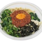 セブンイレブンの東海限定 台湾風まぜそばを比較する。税込価格：605円、カロリー：688kcal、1円あたりカロリー：1.14kcal/円、たんぱく質：33.1g、1円あたりたんぱく質：0.05g/円、脂質：19.2g、炭水化物：98.9g、糖質：92.6g、食物繊維：6.3g、食塩相当量：6.3g。中太麺に醤油タレとにんにくの効いたピリ辛肉味噌を絡めて食べるまぜそばです。アレルギー：卵、小麦。