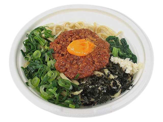 セブンイレブンの東海限定 台湾風まぜそばを比較する。税込価格：605円、カロリー：688kcal、1円あたりカロリー：1.14kcal/円、たんぱく質：33.1g、1円あたりたんぱく質：0.05g/円、脂質：19.2g、炭水化物：98.9g、糖質：92.6g、食物繊維：6.3g、食塩相当量：6.3g。中太麺に醤油タレとにんにくの効いたピリ辛肉味噌を絡めて食べるまぜそばです。アレルギー：卵、小麦。