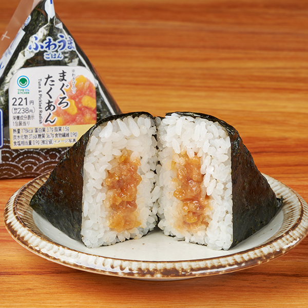 ファミリーマートの青磯海苔 まぐろたくあんを比較する。税込価格：238円、カロリー：178kcal、1円あたりカロリー：0.75kcal/円、たんぱく質：3.7g、1円あたりたんぱく質：0.02g/円、脂質：1.5g、炭水化物：37.6g、食塩相当量：0.9g。きはだまぐろのたたきにたくあんを混ぜて、醤油ダレやわさびで味付けしたおむすびです。アレルギー：小麦、卵、牛肉、ごま、大豆、豚肉、りんご。