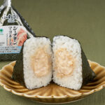 ファミリーマートの手巻 シーチキン®マヨネーズを比較する。税込価格:198円、カロリー:219kcal、1円あたりカロリー:1.11kcal/円、たんぱく質:3.8g、1円あたりたんぱく質:0.02g/円、脂質:6.2g、炭水化物:37.4g、食塩相当量:0.9g。人気のシーチキン®マヨネーズを包みました。アレルギー:小麦、卵、大豆、りんご。