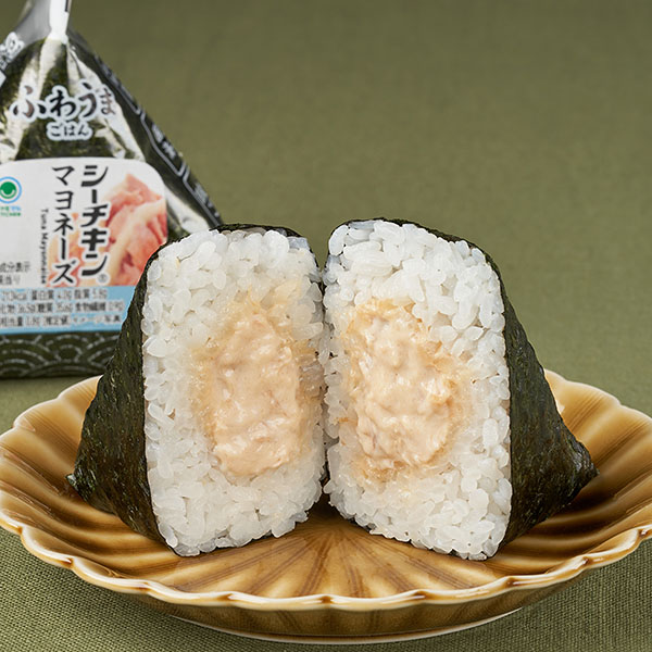 ファミリーマートの手巻 シーチキン®マヨネーズを比較する。税込価格：198円、カロリー：219kcal、1円あたりカロリー：1.11kcal/円、たんぱく質：3.8g、1円あたりたんぱく質：0.02g/円、脂質：6.2g、炭水化物：37.4g、食塩相当量：0.9g。人気のシーチキン®マヨネーズを包みました。アレルギー：小麦、卵、大豆、りんご。