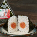 ファミリーマートの手巻 辛子明太子を比較する。税込価格：235円、カロリー：175kcal、1円あたりカロリー：0.74kcal/円、たんぱく質：4.1g、1円あたりたんぱく質：0.02g/円、脂質：1.4g、炭水化物：36.7g、食塩相当量：1.2g。昆布の旨みをきかせた粒感のある辛子明太子を包みました。