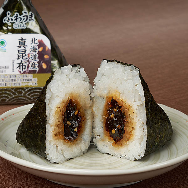 ファミリーマートの手巻 真昆布を比較する。税込価格：198円、カロリー：183kcal、1円あたりカロリー：0.92kcal/円、たんぱく質：3.2g、1円あたりたんぱく質：0.02g/円、脂質：1.3g、炭水化物：40.2g、食塩相当量：1.1g。北海道産の真昆布の佃煮を包んだおむすびです。アレルギー：小麦、ごま、大豆。