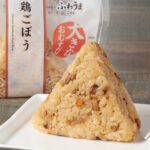 ファミリーマートの【関東の一部】大きなおむすび 鶏ごぼうを比較する。税込価格:298円、カロリー:266kcal、1円あたりカロリー:0.89kcal/円、たんぱく質:5.7g、1円あたりたんぱく質:0.02g/円、脂質:2.4g、炭水化物:56g、食塩相当量:1.6g。大きなおむすび商品です。具材には鶏肉・ごぼう・しいたけ・人参・こんにゃく・油揚げを使用し、甘めの味付けをしたおむすびです。アレルギー:小麦、卵、大豆、鶏肉、豚肉、ゼラチン。