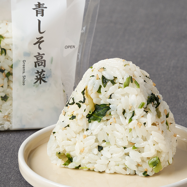 ファミリーマートの青しそ高菜おむすびを比較する。税込価格：178円、カロリー：163kcal、1円あたりカロリー：0.92kcal/円、たんぱく質：2.8g、1円あたりたんぱく質：0.02g/円、脂質：1.5g、炭水化物：34.9g、食塩相当量：1.3g。青しそ、高菜、ごまをごはんに混ぜ込んだ、彩りと風味豊かなおむすびです。アレルギー：小麦、卵、ごま、大豆。
