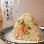 スーパー大麦　枝豆小えび ファミリーマート スーパー大麦入りのご飯に、枝豆と小えびを混ぜ込んだおむすび。
※東京都（一部店舗）、神奈川県（一部店舗）の取り扱い。