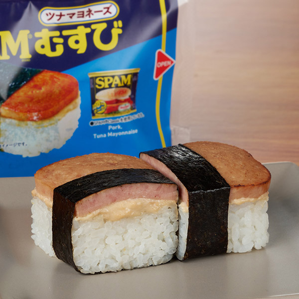 ファミリーマートのSPAM®むすび ツナマヨネーズを比較する。税込価格：298円、カロリー：275kcal、1円あたりカロリー：0.92kcal/円、たんぱく質：6.9g、1円あたりたんぱく質：0.02g/円、脂質：12.3g、炭水化物：34.7g、食塩相当量：1.1g。甘めのツナマヨネーズと、SPAM®の塩味があとひく味わいです。アレルギー：小麦、卵、さば、大豆、豚肉、りんご、ゼラチン。