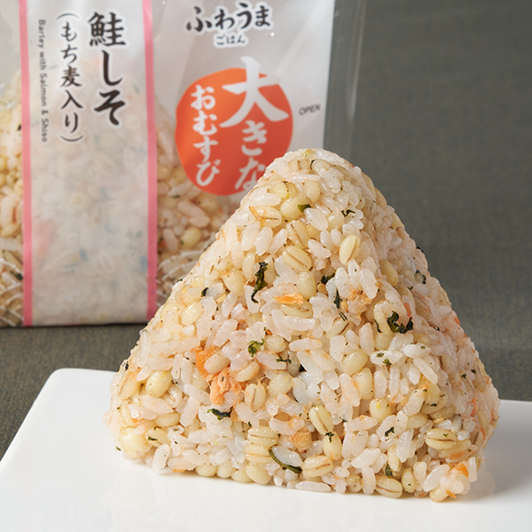 ファミリーマートの【関東の一部】大きなおむすび もち麦 鮭しそを比較する。税込価格：298円、カロリー：274kcal、1円あたりカロリー：0.92kcal/円、たんぱく質：7.2g、1円あたりたんぱく質：0.02g/円、脂質：3g、炭水化物：56.2g、食塩相当量：1.9g。大きなおむすび商品です。だしで炊いたもち麦入りのご飯に鮭と青じそを混ぜ込んだおむすびです。アレルギー：小麦、卵、ごま、さけ、さば、大豆。