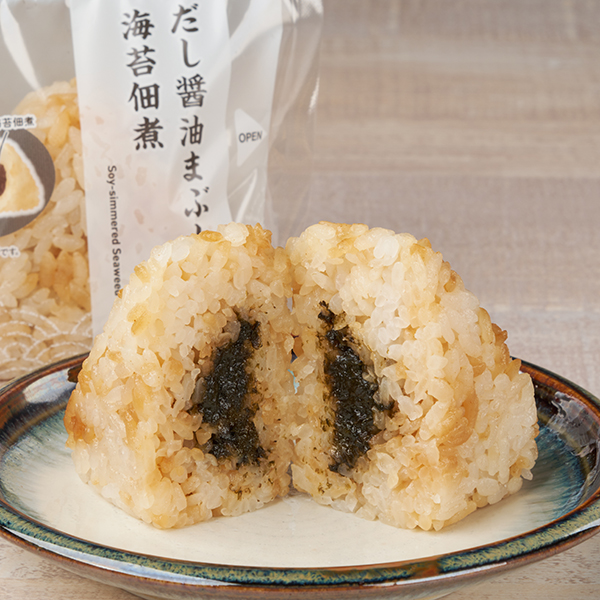 ファミリーマートのだし醤油まぶし飯 海苔佃煮おむすび。税込価格：178円、カロリー：173kcal、たんぱく質：2.9g、脂質：1.1g、炭水化物：38.4g、食塩相当量：1.3g。だし醤油をごはんにまぶして、風味豊かなおむすびに仕上げました。中には海苔佃煮が入っています。アレルギー：小麦、卵、さば、大豆。