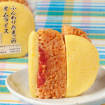 ファミリーマートのふんわりたまごのオムライスおむすびを比較する。税込価格:288円、カロリー:274kcal、1円あたりカロリー:0.95kcal/円、たんぱく質:7.9g、1円あたりたんぱく質:0.03g/円、脂質:7.3g、炭水化物:44.8g、食塩相当量:3.3g。鶏肉、ケチャップ、バターと炒めたチキンライスと、ふんわり食感のオムレツが相性抜群のオムライスおむすびです。アレルギー:小麦、卵、乳成分、牛肉、大豆、鶏肉、豚肉、りんご、ゼラチン。